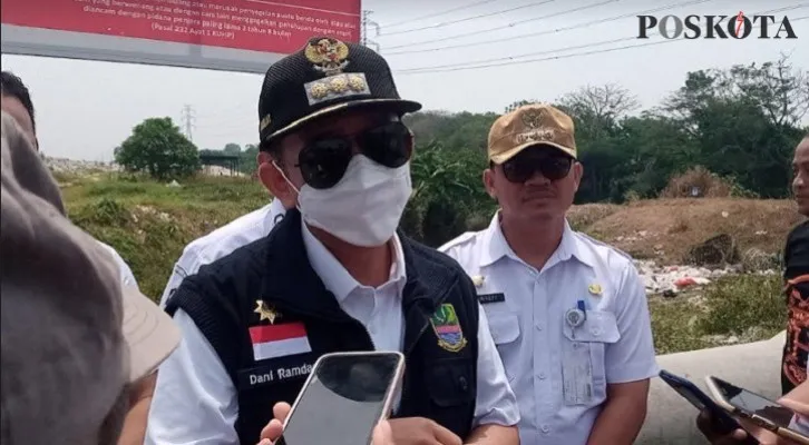 Rompi hitam, PJ Bupati Bekasi Dani Ramdan saat dijumpai wartawan di TPS Liar di Cibitung Bekasi beberapa waktu lalu. (Ihsan Fahmi).