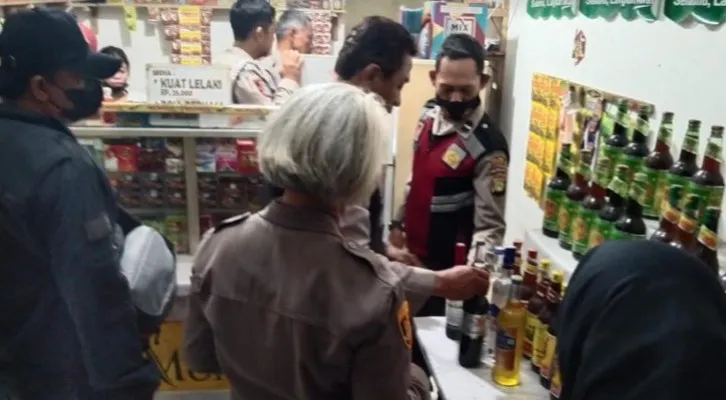 Kapolsek Tajurhalang Iptu Tamar bersama anggota gerebek toko jamu di wilayah Tajurhalang kedapatan menjual miras tanpas izin. (Ist)