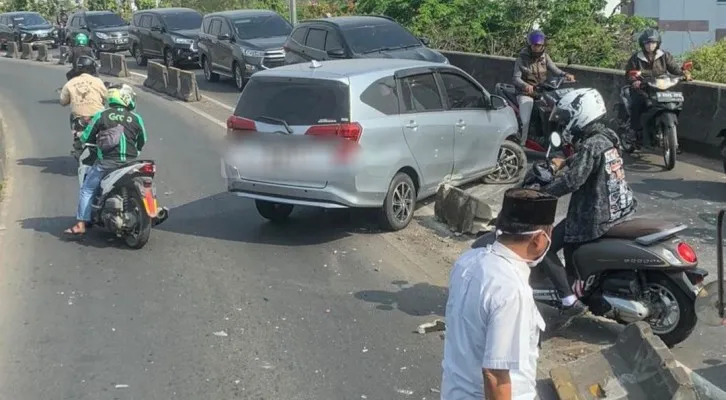 Minibus menabrak pembatas jalan di fly over Pesing, Daan Mogot, Jakarta Barat. (foto: ist)