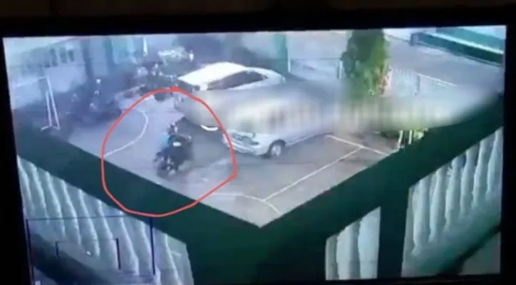 Tangkapan layar rekaman CCTV aksi pencurian motor milik Ustaz Ubay terjadi di salah satu Pondok Pesantren kawasan Cengkareng, Jakarta Barat. (foto: ist)