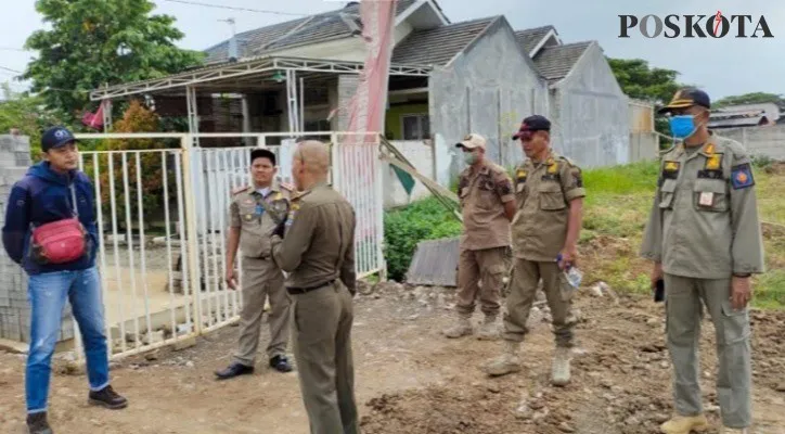 Satpol PP Kabupaten Tangerang  saat meninjau lokasi perataan tanah oleh pihak pengembang di Sepatan Timur. (Foto: Veronica)