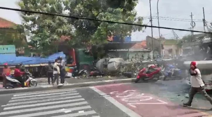 Tabrakan maut di Jalan Sultan Agung, Bekasi sebabkan 10 orang tewas dan 20 luka-luka. (foto: ist)