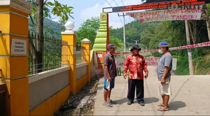 Warga Pasir Gadung menolak kiriman sampah dari Kota Tangsel dengan melakukan penjagaan dan membentangkan spanduk di gerbang TPAS Cilowong. (haryono)