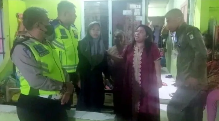 Anggota polisi saat mengantarkan gadis asal Bandung yang menebeng truk tanah untuk temui neneknya yang sedang sakit di Teluknaga. (foto: ist)