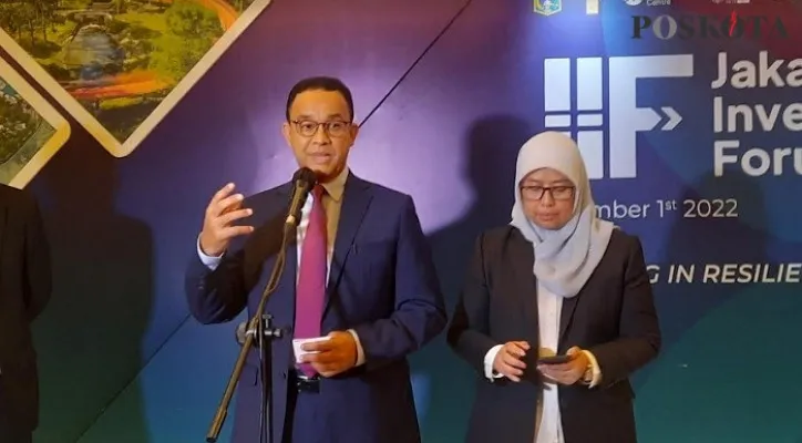 Gubernur Anies Baswedan saat berpidato, di dalamnya termasuk sentil media yang sering membuat judul clickbait. (Foto: Aldi/Poskota)