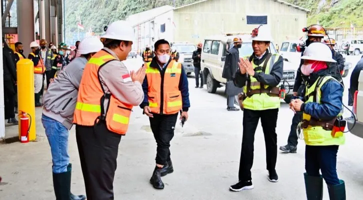 Presiden Joko Widodo saat meluncurkan Teknologi 5G Mining di PT Freeport Indonesia (PTFI), Kabupaten Mimika. (foto: ist)