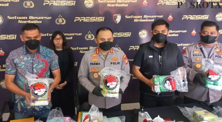 Polres Metro Jakarta Barat saat merilis pengungkapan kasus narkotika jenis sabu jaringan internasional. (foto: poskota/pandi)