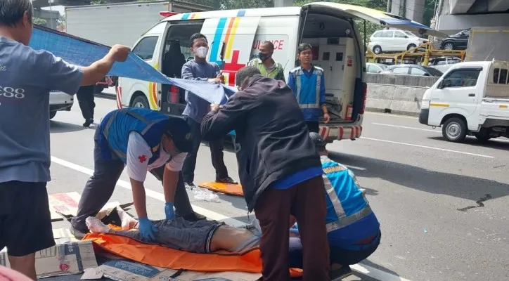 Seorang penumpang Taksi Online nekat mengakhiri hidupnya dengan cara terjun dari Jembatan Jatiwaringin. (foto:  ist)