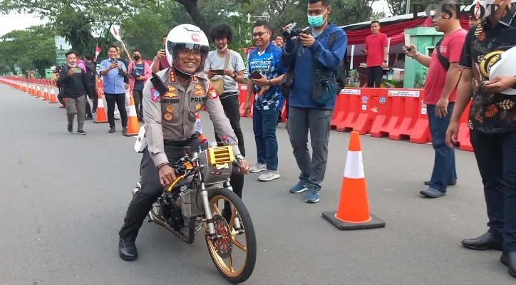 Dirlantas Polda Metro Jaya, Kombes Latif Usman saat menjajal motor milik salah satu peserta Street Race. (foto: poskota/adam)