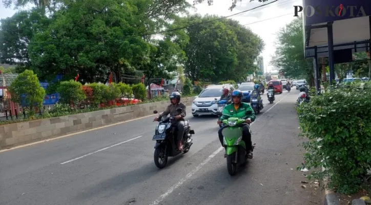 Salah satu Ojol saat mengojek di Jalan Jendral Soedirman, Kota Serang. (bilal)