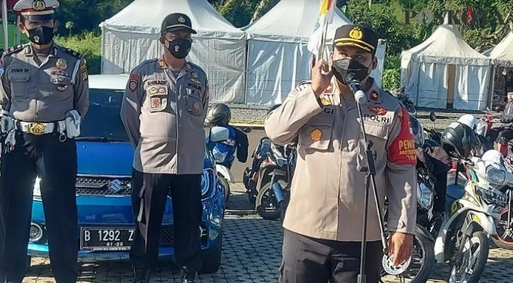 Kapolsek Bojongsari Kompol Yogi Maulana mengambil apel pagi anggota persiapan pengamanan SPBU, antisipasi rencana demo BBM  ke Jakarta. (Foto: Angga)