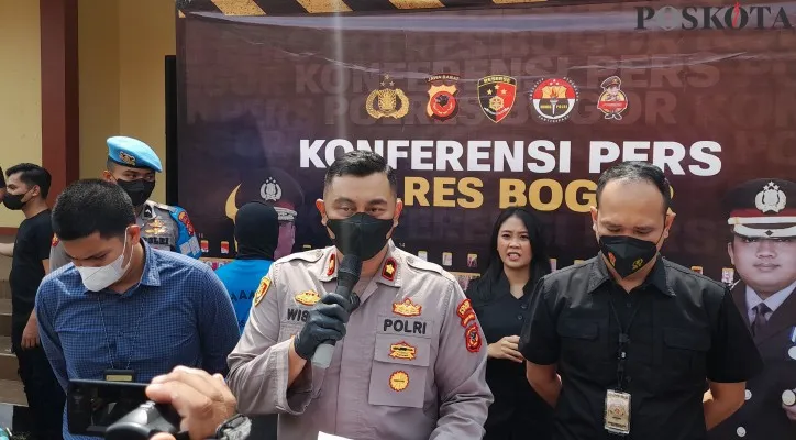 Wakapolres Bogor, Kompol Wisnu Utama Perdana Putra saat menggelar rilis media kasus pengoplosan gas elpiji bersubsidi di Mapolres Bogor. (foto: poskota/panca)