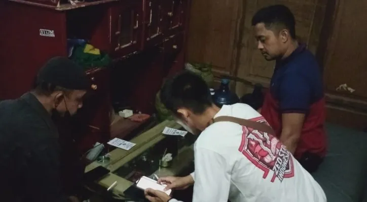 Polisi saat mendatangi kediaman pria penganiaya wanita di Teluknaga. (foto: ist)