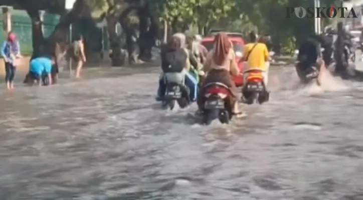 Pasca hujan deras jalan di depan Masjid Raya Jakarta Islamic Centre, Koja, Jakarta Utara tergenang. (foto: poskota/cr01)