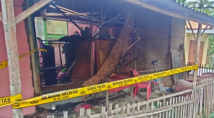 Satu unit rumah semi permanen di Kecamatan Sepatan, Kabupaten Tangerang, hangus terbakar. (foto: ist)