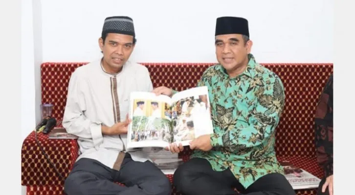 Sekjen Partai Gerindra Ahmad Muzani saat bersilaturahmi dengan Ustaz Abdul Somad (UAS). (foto: ist)