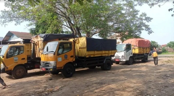 Armada truk sampah menumpuk di Kantor DLH Kota Serang sebelum diijinkan dibuang di TPSA Bagendung. (ist)