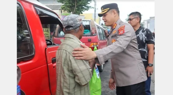 Kapolres Purwakarta AKBP Edwar Zulkarnaen juga terjun langsung membagikan paket sembako kepada warga terdampak kenaikan harga BBM.