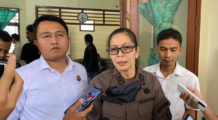 Kepala Kejari Pandeglang, Helena Octavianne saat diwawancarai wartawan.(Foto: Samsul Fatoni)