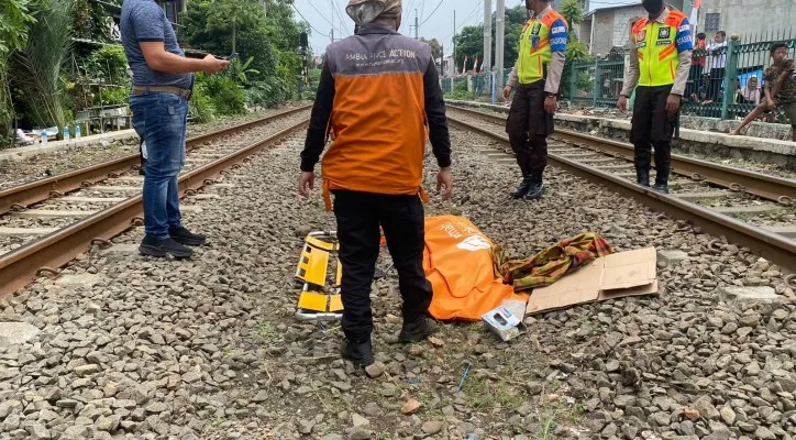 Pria ODGJ ditemukan tewas tertabrak kereta api di perlintasan rel kawasan Green Garden, Kedoya Utara, Kebon Jeruk, Jakarta Barat. (foto: ist)