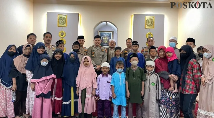 Kapolsek Pademangan, Kompol Happy memberikan santunan untuk anak yatim piatu. (foto: rizki)