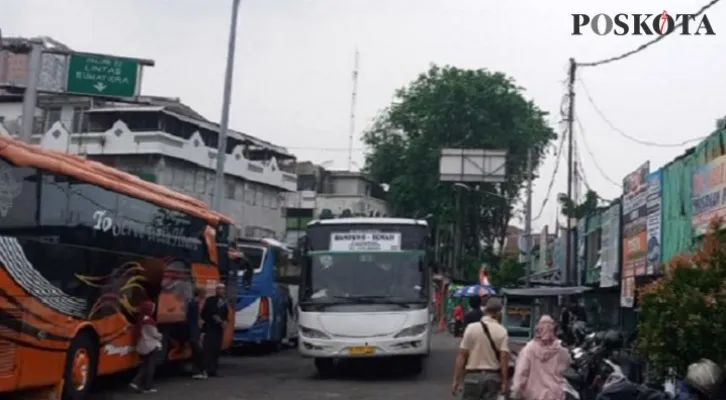 Penumpang saat melintas di area Terminal Bus Bekasi, Jum'at (9/9/2022). (Foto: Ihsan Fahmi).