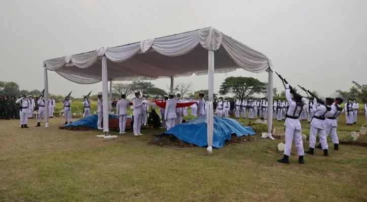 Upacara penghormatan terakhir terhadap awak pesawat latih G-36 Bonanza T-2503 TNI AL yang jatuh di Selat Madura di Wispa Perwira Juanda Sidoarjo, Jawa Timur, Jumat (9/9/2022).(ist)