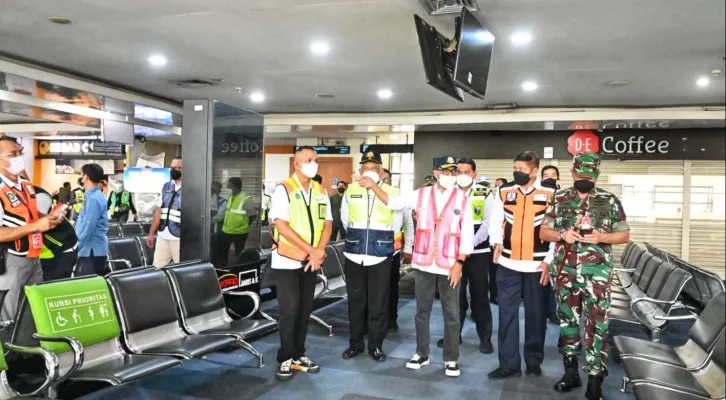 Menhub Budi Karya Sumadi saat melakukan tinjauan ke Bandara Halim Perdana Kusumah. (foto: ist)