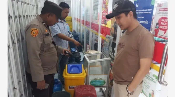  Personil Unit Reskrim Polsek Curug saat melakukan olah TKP pencurian di Alfamart Pal 6. (ist)