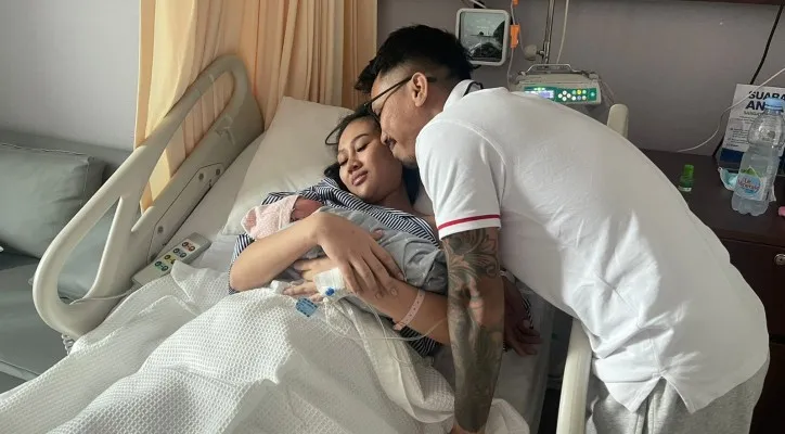 Kaisar Kumis dan Sang Istri Dikaruniai Anak Pertama. (ist)