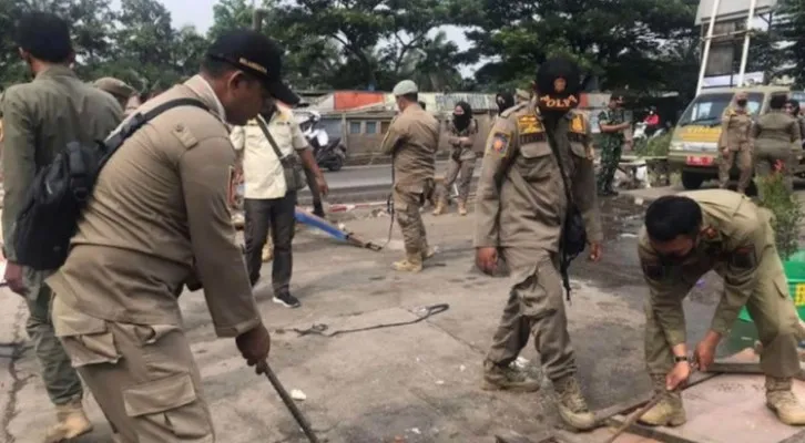 Sejumlah petugas saat melakukan penertiban bangunan liar di Cikarang Barat. (Ist).