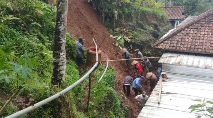 Pencarian korban tanah longsor di Ciamis. (foto: ist/BNPB)