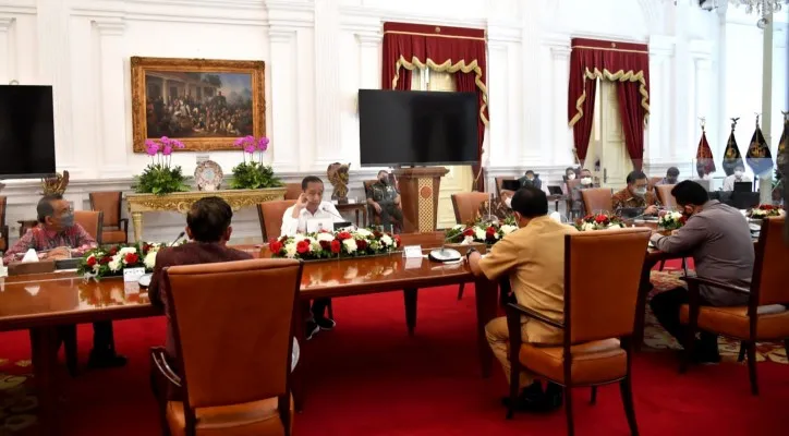 Presiden Joko Widodo saat memimpin rapat yang membahas tentang kebocoran data milik tokoh publik. (biro pers)