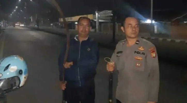 Jajaran Polsek Cikarang Utara saat mendatangi lokasi diduga terjadi tawuran di Al Barkah, Tanjungsari Cikarang. (Ist).