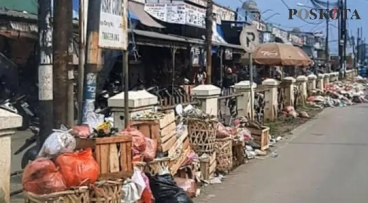 Tumpukan sampah di depan Pasar Curug. (eronica)