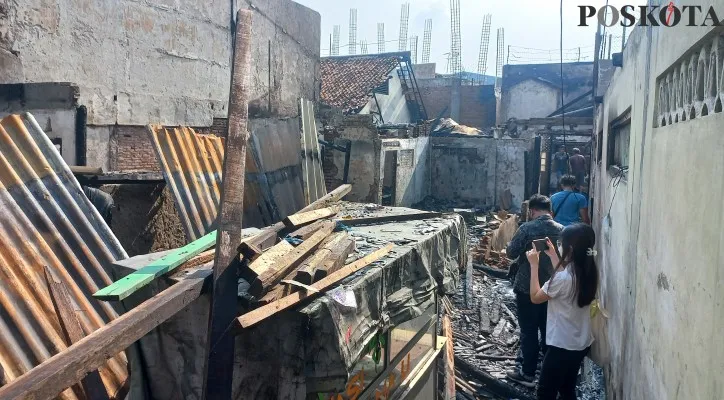 Gegara membakar sampah, belasan kamar kontrakan di Kelurahan Tangki, Tamansari, Jakarta Barat hangus terbakar. (foto: poskota/pandi)