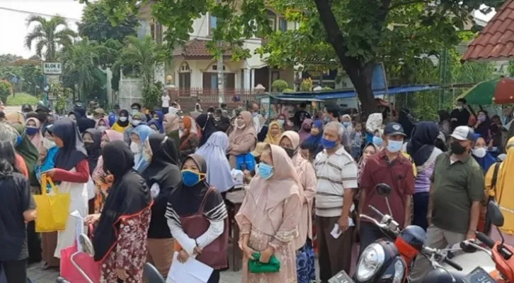 Warga kelurahan Mustikajaya saat mengantre BLT di halaman kolam renang Grha Harapan Mustikajaya, Rabu (14/9/2022). Siang. (Ist). 