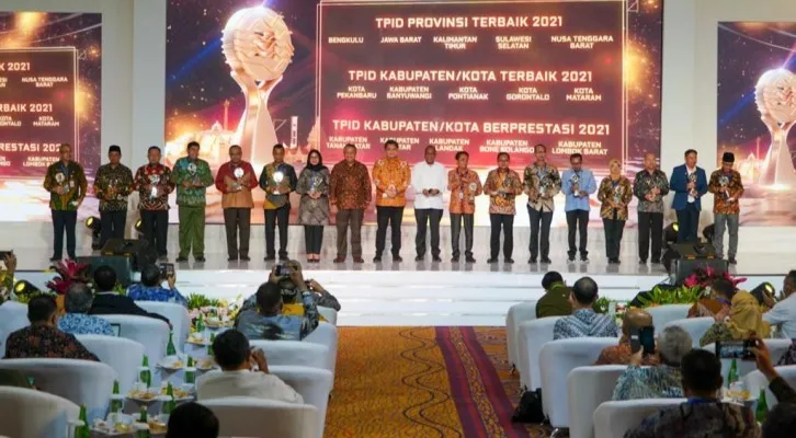 Menko Perekonomian Airlangga Hartarto mengumumkan sejumlah kota dan kabupaten di 5 provinsi sebagai pemenang TPID di Rakorpusda Pengendalian Inflasi 2022, di Surabaya.(ist)