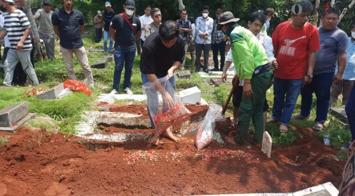 Pemakaman korban kebakaran di Cipayung.(Foto: Ifand)