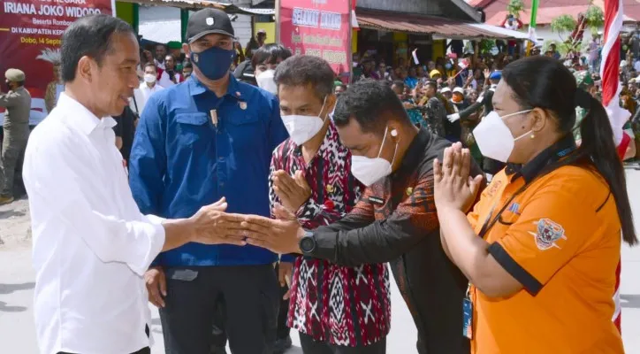 Presiden Jokowi saat meninjau penyerahan bantuan sosial di Kantor Pos Dobo, Kabupaten Kepulauan Aru. (foto: ist)