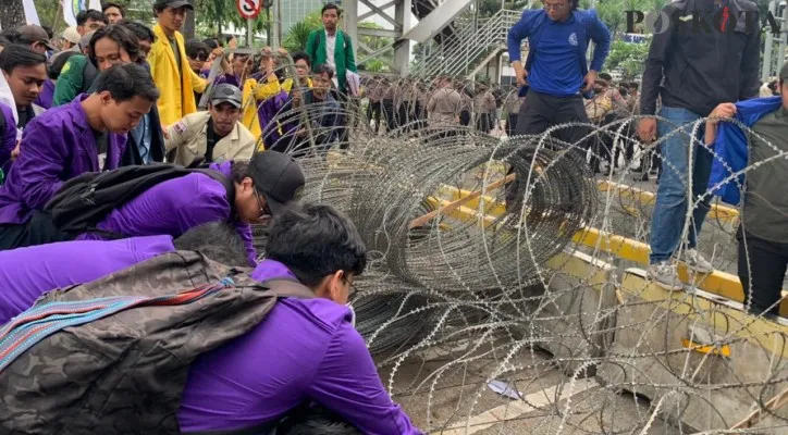 Massa aksi BEM SI tarik paksa kawat berduri guna dekati area Istana Negara. (foto: poskota/adam)