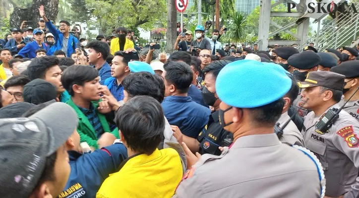 Massa aksi BEM SI terlibat aksi saling dorong dengan polisi yang berjaga. (foto: poskota/adam)