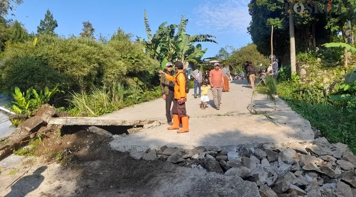 Usai alami longsor, warga di Kecamatan Babakan Madang, Kabupaten Bogor terancam terisolir. (foto: poskota/panca)