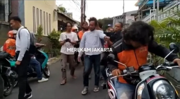 Pelaku maling handphone milik pedagang nasi goreng diamuk warga Jalan Salihara, Pasar Minggu, Jakarta Selatan. (foto: ist)