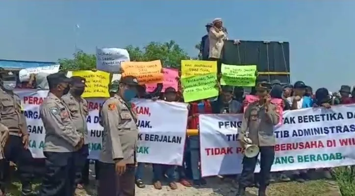 Puluhan warga mendemo restoran berkonsep pesawahan di Pantura, Kabupaten Tangerang. (foto: ist)