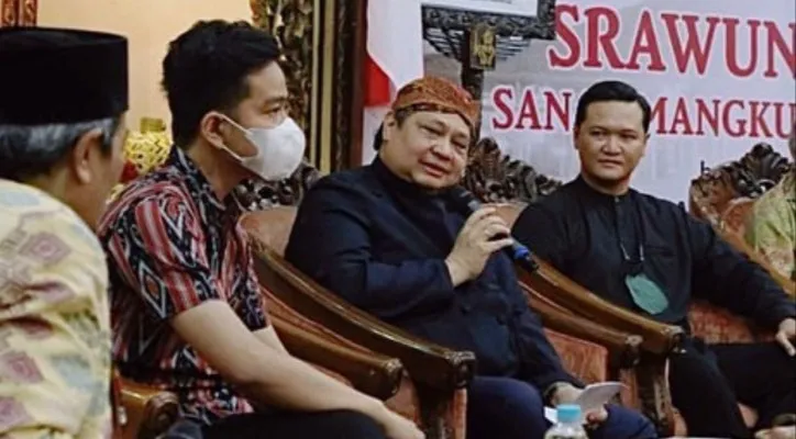 Menteri Koordinator Bidang Perekonomian Airlangga Hartarto (tengah), bersama Wali Kota Solo, Gibran Rakabuming (kanan) dan Azisoko Harmoko, tokoh muda Partai Golkar yang juga Dirut Poskota Group saat acara Srawungan Sanak Mangkunegaran di Surakarta.