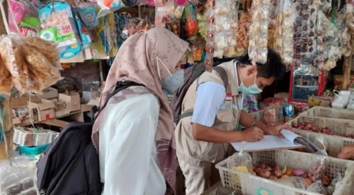 Petugas Loka POM Kabupaten Tangerang sedang melakukan pendataan bahan-bahan olahan pangan yang ada di Pasar Tradisional. (Foto/ist)