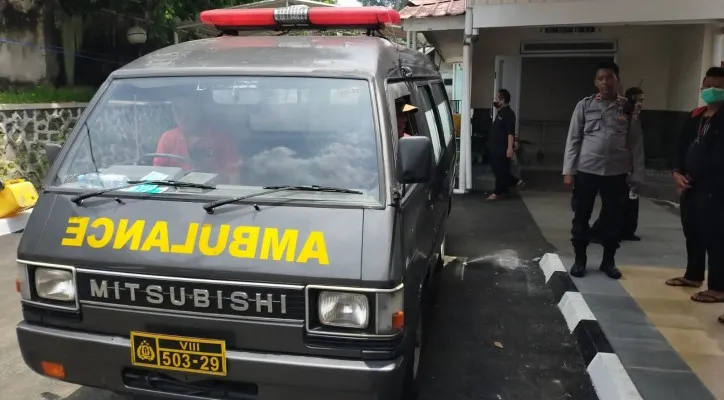 Mobil ambulans yang mengangkut korban tawuran di Jl Surya Kencana, Bogor.(ist)