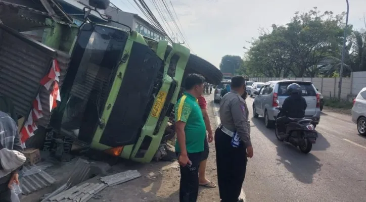 Personil Satlantas Polres Cilegon saat mengamankan lokasi kecelakaan beruntun akibat dump truck alami rem blong.(ist)