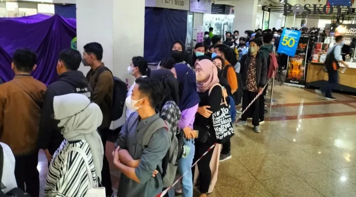 Foto: Ratusan pencari kerja mendatangi Mal Taman Palem Cengkareng mengikuti kegiatan jobfair. (Dok. Poskota)